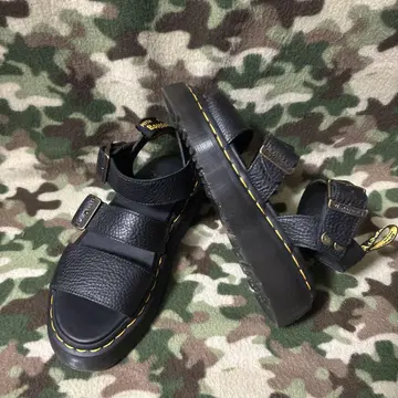 새상품급 Dr.Martens 닥터마틴 그리폰 샌들 23cm