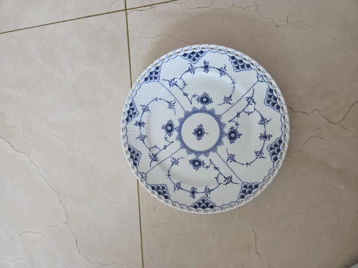 Royal Copenhagen plate Full Lace 27cm - Shipping fee 150,000 KRW