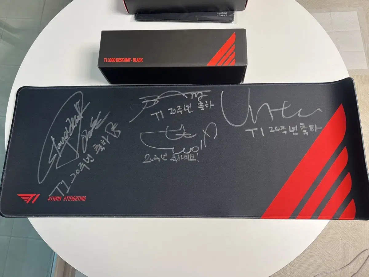 T1 20 zuu Anniversary Sign Desk Pad (Bang Wolf Untara Yohan)