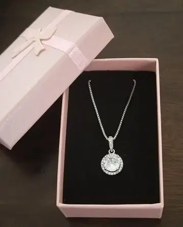 미사용 새상품 2캐럿 모이사나이트 목걸이