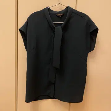 BOSH 보쉬 리본 포함 슬리브리스 셔츠 다크 그린