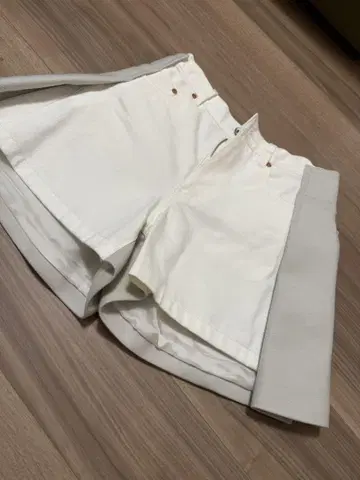 SACAI 화이트 숏 팬츠