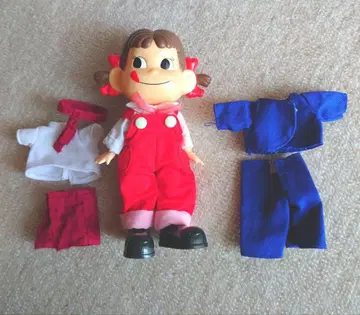 당시의 가동식 페코짱 인형과 의상 세트