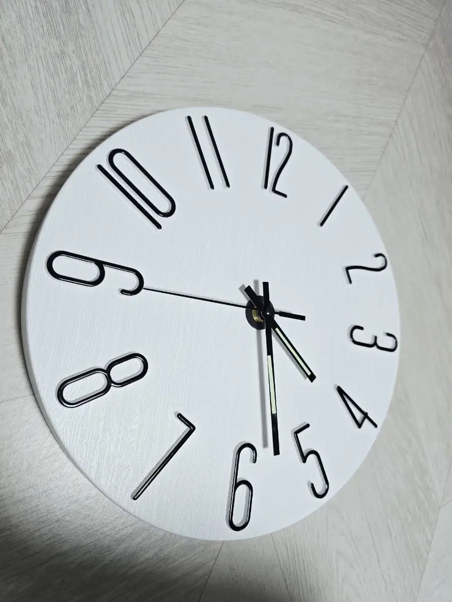 Broken Clock / White Wood Silent Luminous Wall Clock