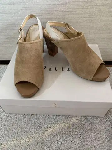 Pitti 베이지 스웨이드 오픈토 샌들 가격 인하