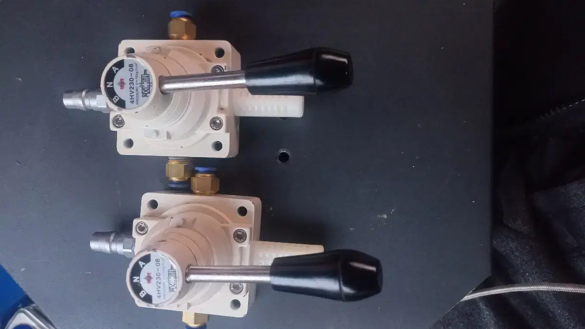 Two unused air valves, bulk