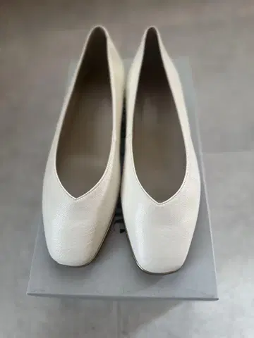 Odette e Odile 소프트 V 컷 플랫 슈즈 21.5cm