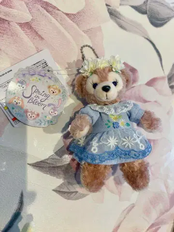 더피 & 프렌즈의 스프링 인 블룸 셰리 메이 봉제 인형 배치