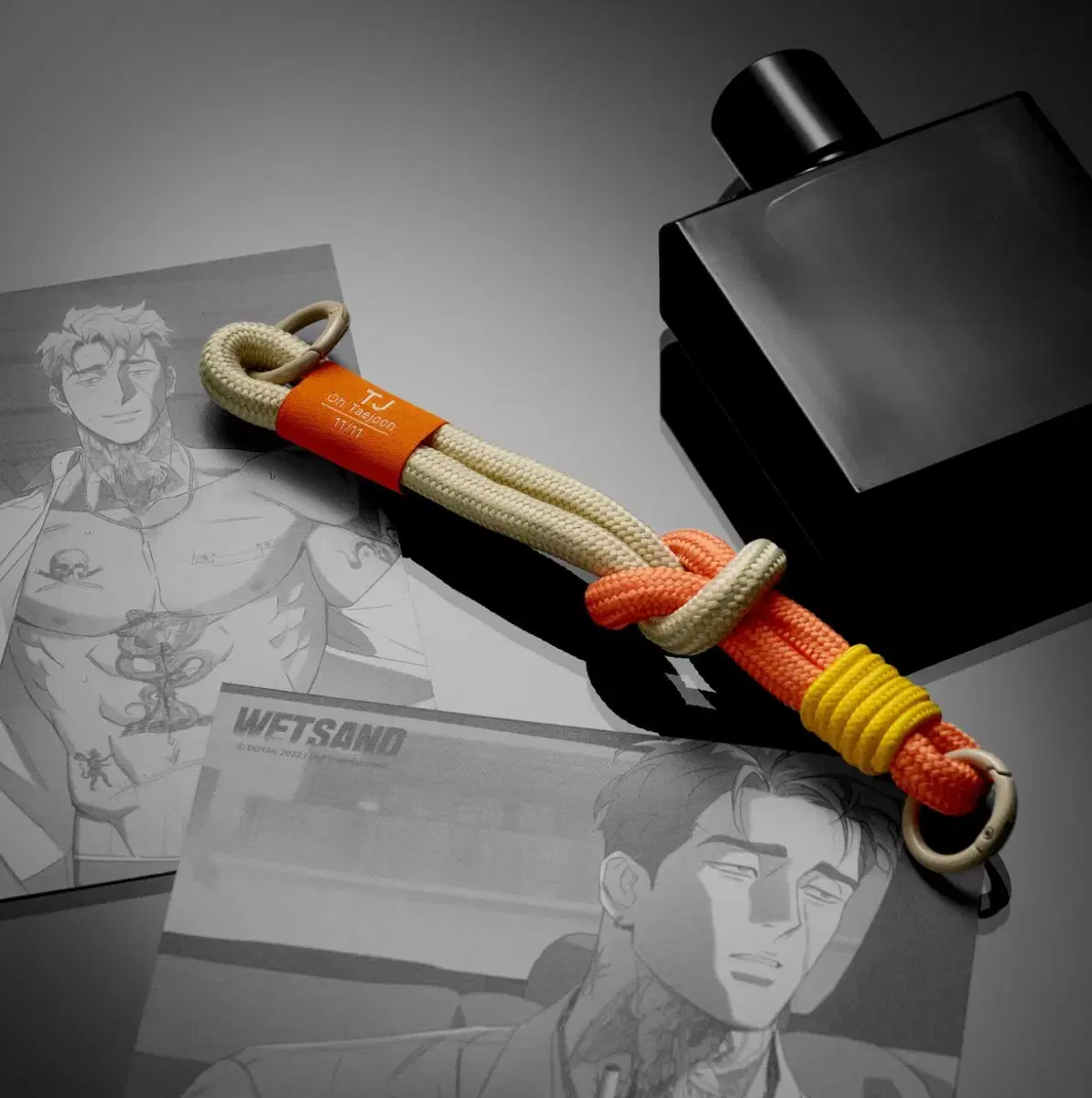 Selling a sealed Wet Sand TJ Strap key ring.
