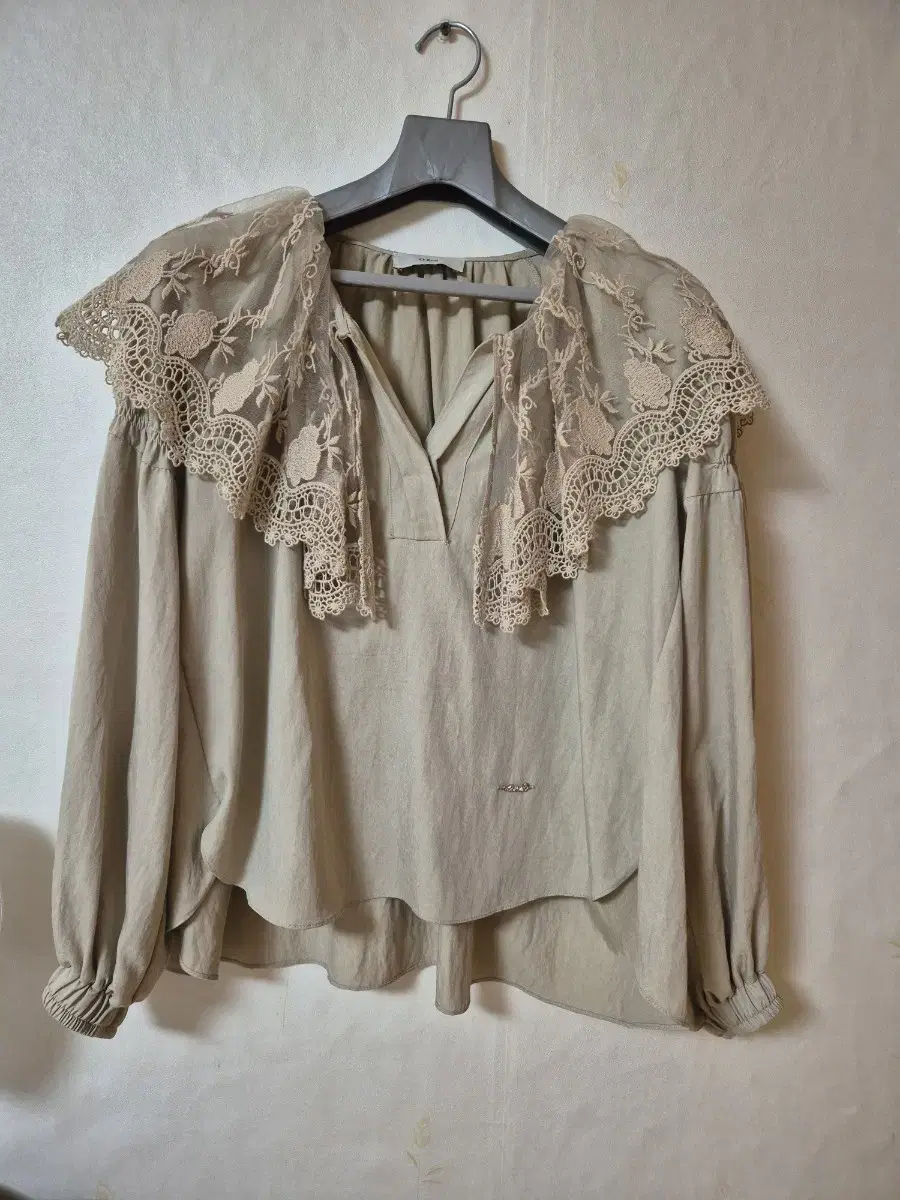 오즈세컨 블라우스