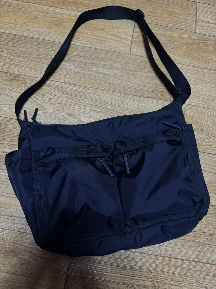 Uniqlo Multi-Pocket Shoulder Bag Black