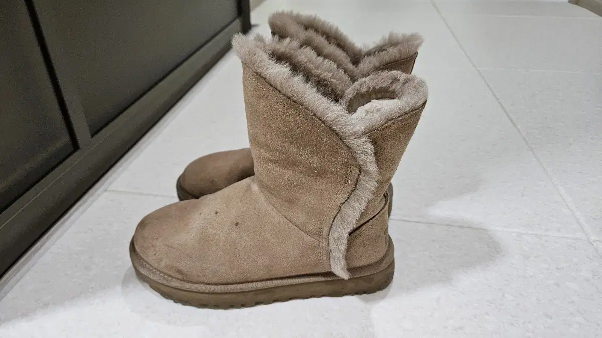 Ugg Classic Short Fluff High Low [230]