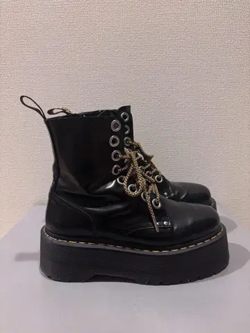 Dr.Martens Jadonmax 8홀 부츠