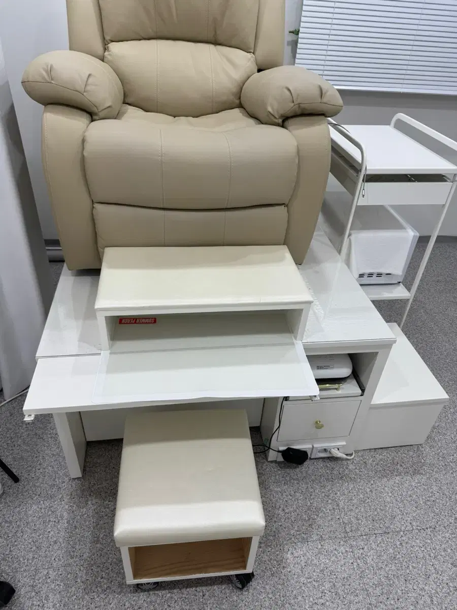 Recliner Sofa under Pedi Dais