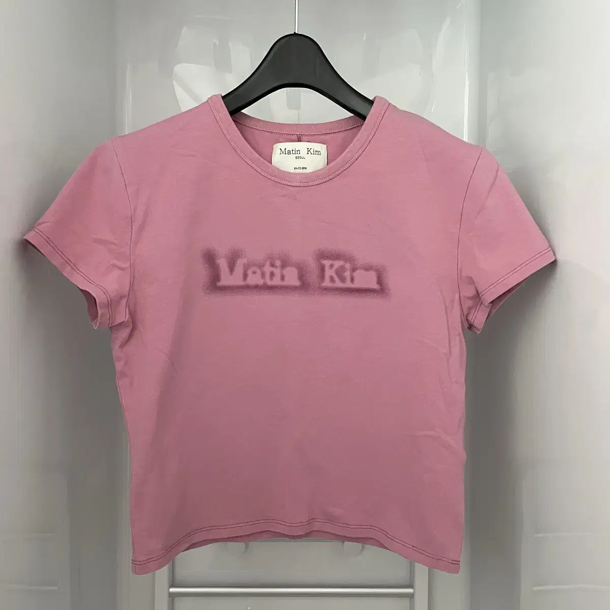 MATIN KIM | 마뗑킴 Matin Kim Short Sleeve Tee SHADE LOGO