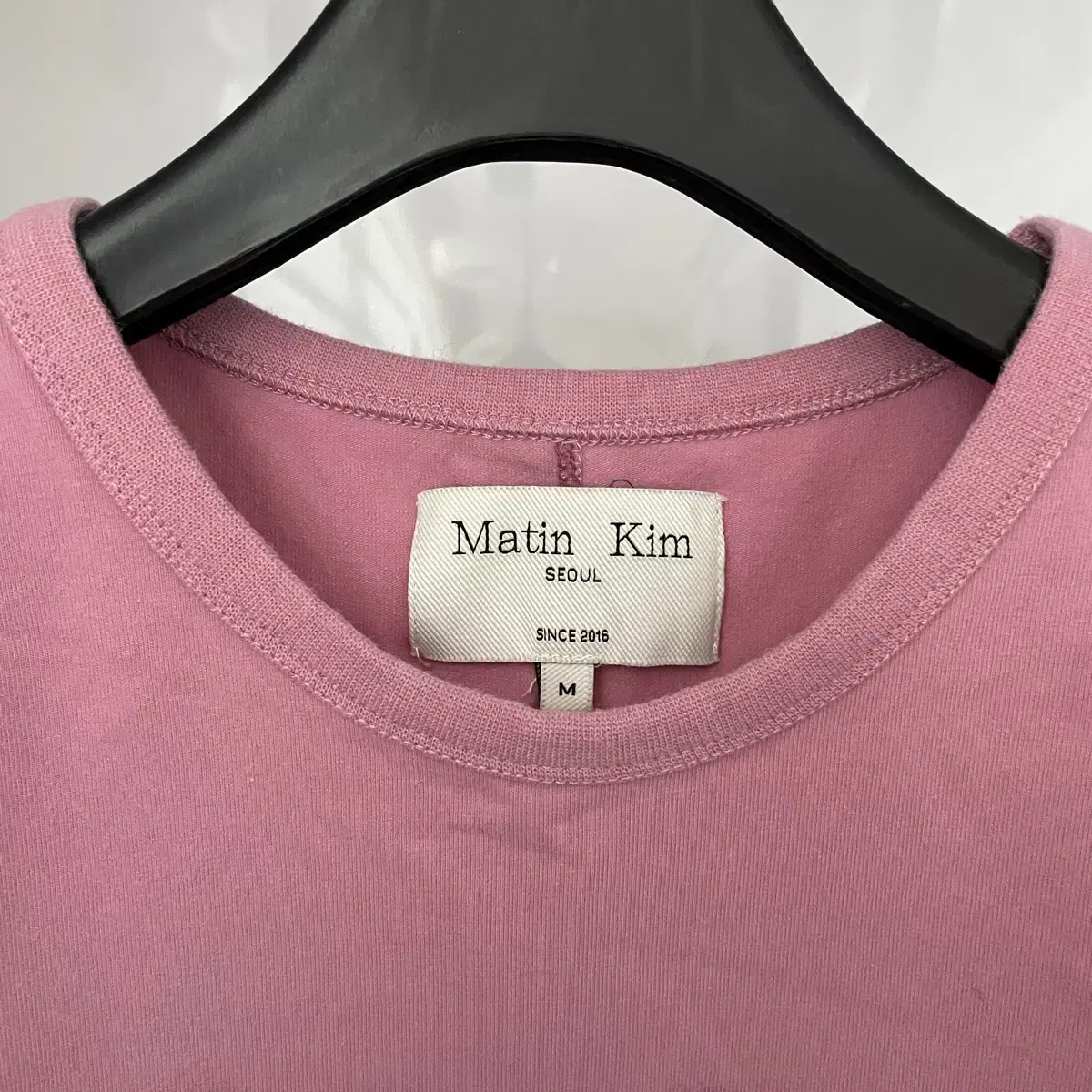 MATIN KIM | 마뗑킴 Matin Kim Short Sleeve Tee SHADE LOGO