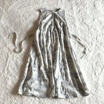 trois 면 혼방 카모 패턴 슬리브리스 롱 원피스 그레이
