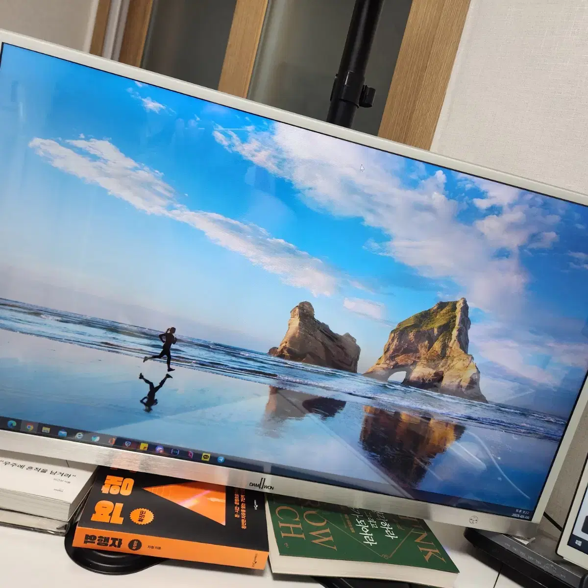 Selling Damwon 32-inch monitor