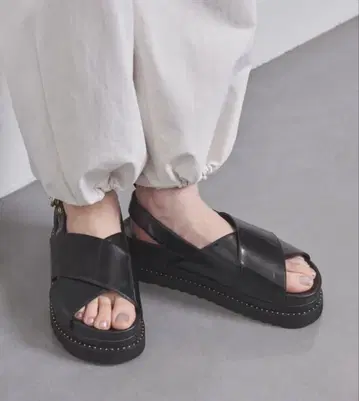 유나이티드 애로우즈 크로스 샌들