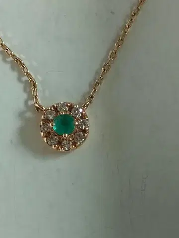 에메랄드가 세팅된 골드 목걸이