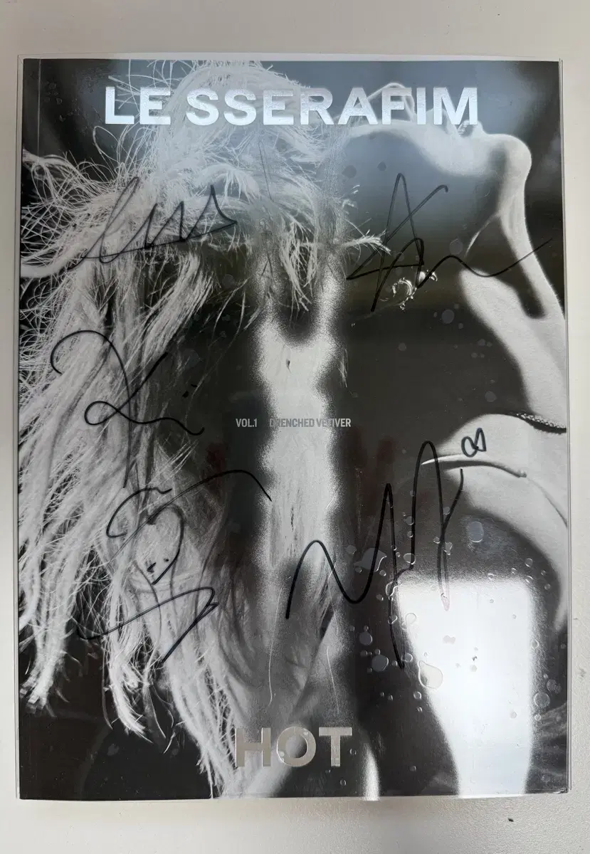 Negotiable) Le Sserafim signed album HOT