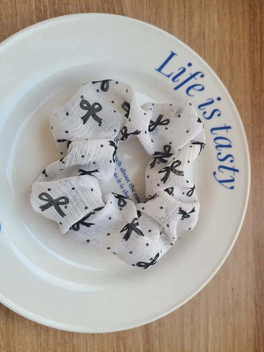 Ribbon chiffon scrunchie