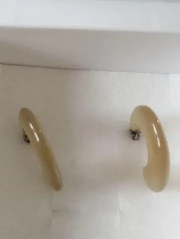 소 뿔 베이지 후프 귀걸이