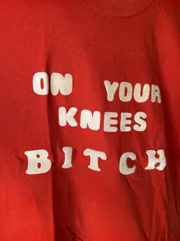 70s 티셔츠 "ON YOUR KNEES BITCH" 플로키 프린트
