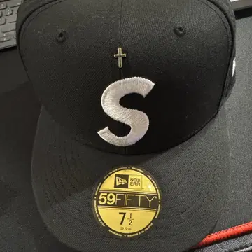 応援グッズ Supreme Gold Cross S Logo New Era Black Supreme Gold Cross S Logo New Era (SS24) - $54