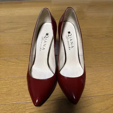 DIANA 진홍색 에나멜 펌프스