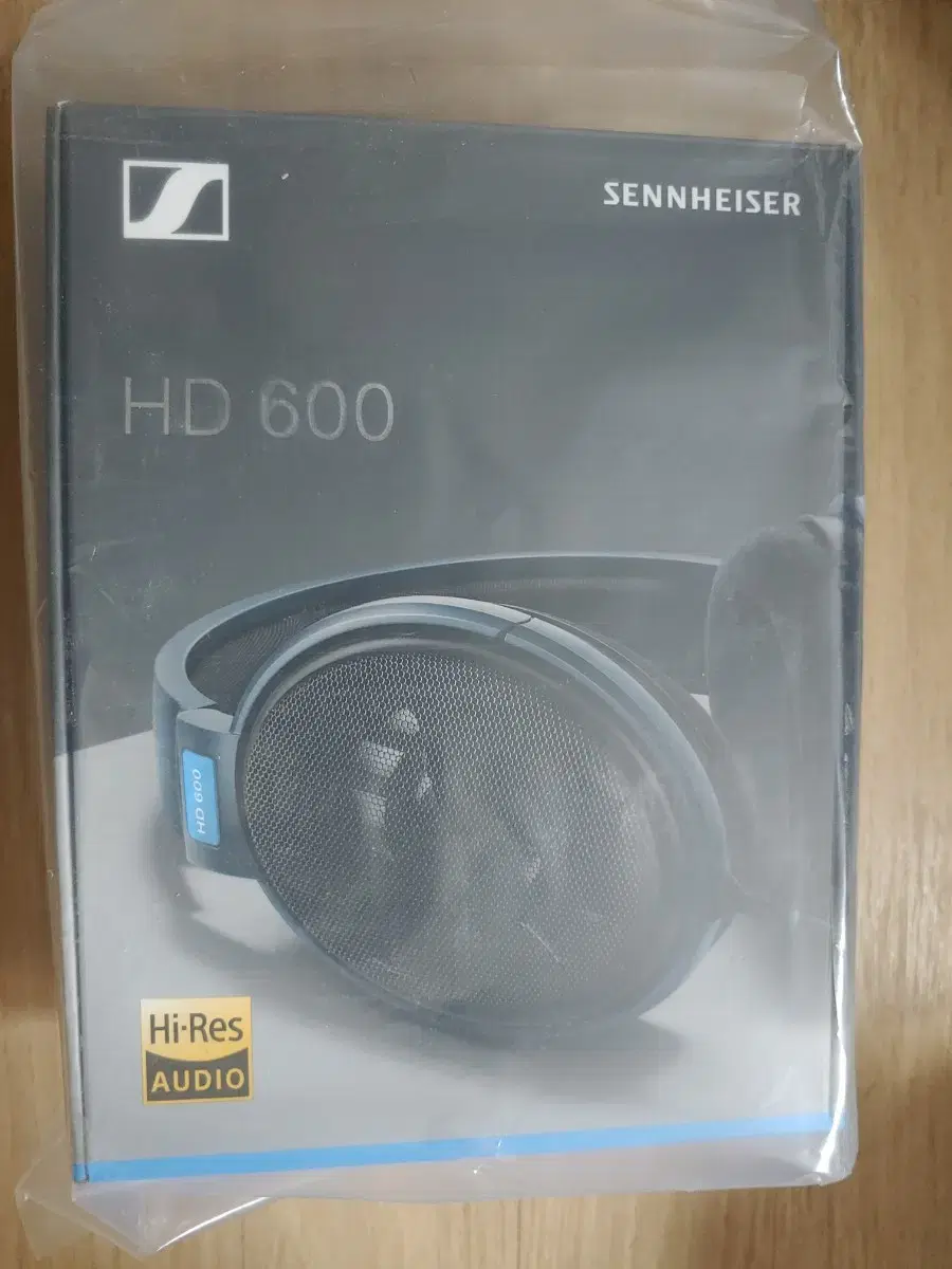 Selling a sealed Sennheiser HD600 headphone (domestic distribution product).