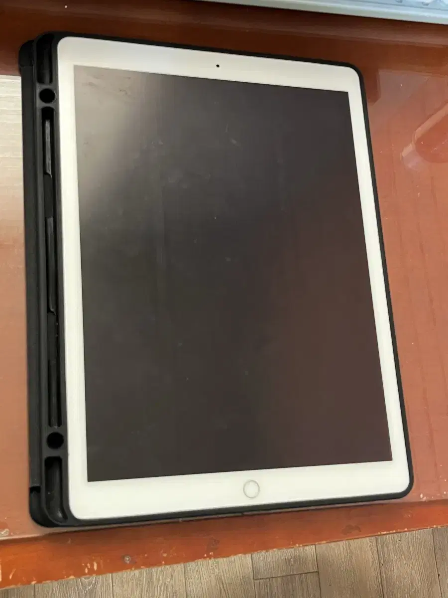 Selling an iPad 12.9-inch 2nd generation cover case!