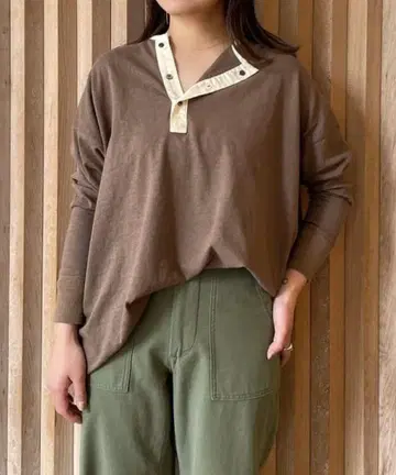 필그림 서프 + 서플라이 Akari Henley T