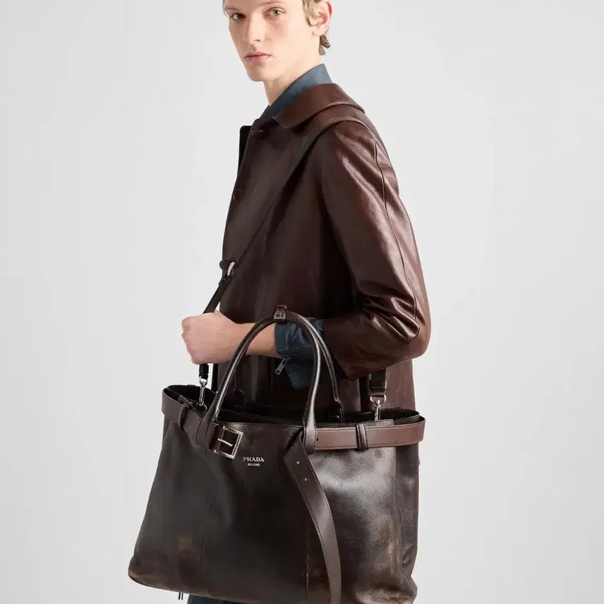 프라다 [프라다] 벨트가 달린 나파 가죽 버클백 사진 3