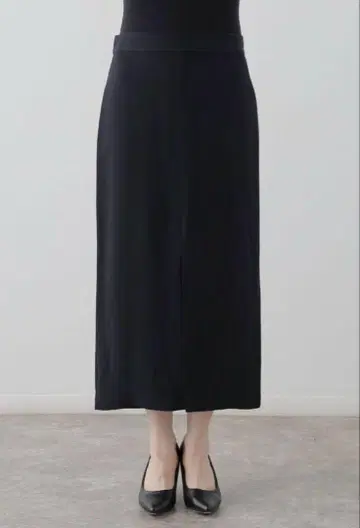 TOTEME 토템 Front-Split Satin Midi 스커트