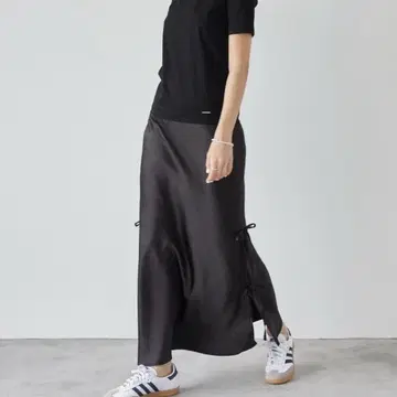 블랙 새틴풍 타이트 스커트