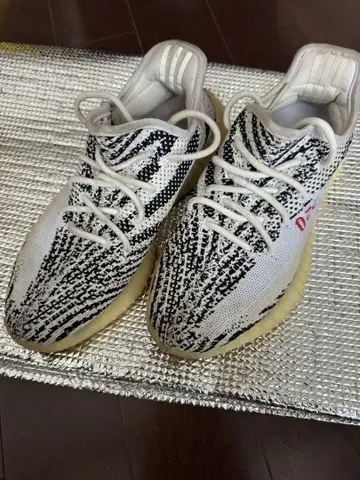 Yeezy Boost 350 V2 화이트/블랙/레드
