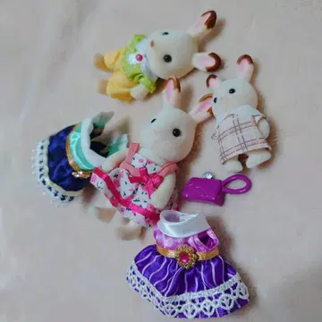 실바니안 패밀리 의류 포함 토끼 인형 3개, 의류 2개, 백 1개