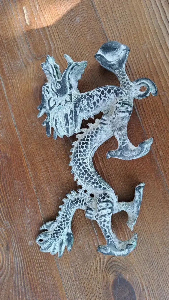청동 용 조각품