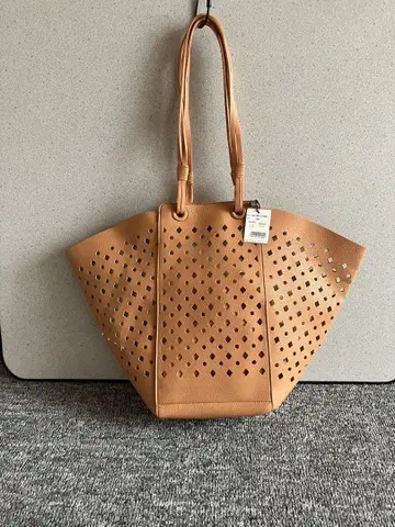 베이지 펀칭 디자인 토트백 숄더백