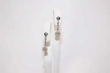 K18WG 화이트 골드 플라워 모티브 다이아몬드 귀걸이