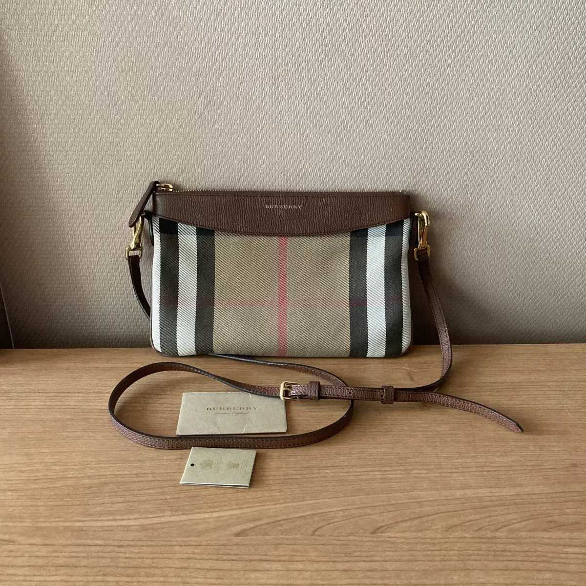 Burberry 뉴페이톤 체크 크로스백 / 상태 최상