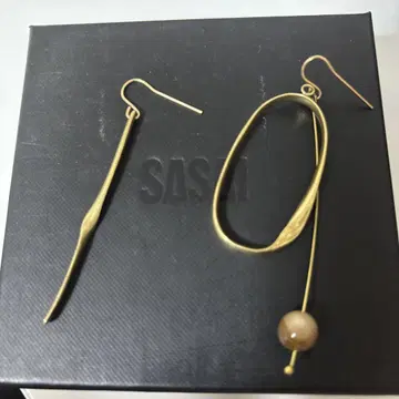 SASAI 비대칭 골드 귀걸이