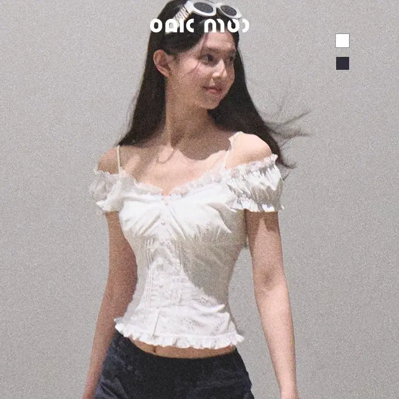 OAKMOO 오크무 코튼 플라워 펀칭 슬림 러플 슬리브리스 블라우스