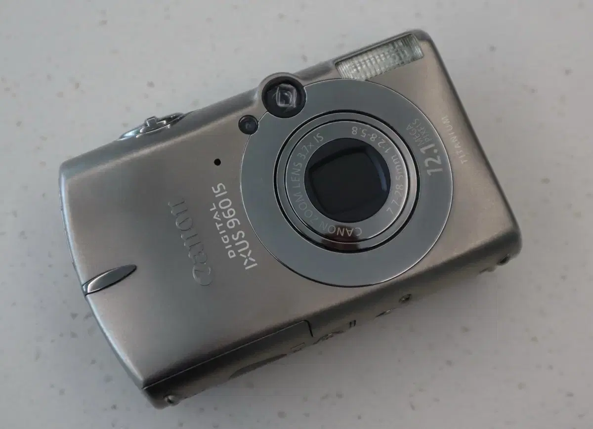 Canon IXUS 960 IS (Vintage Digital Camera)