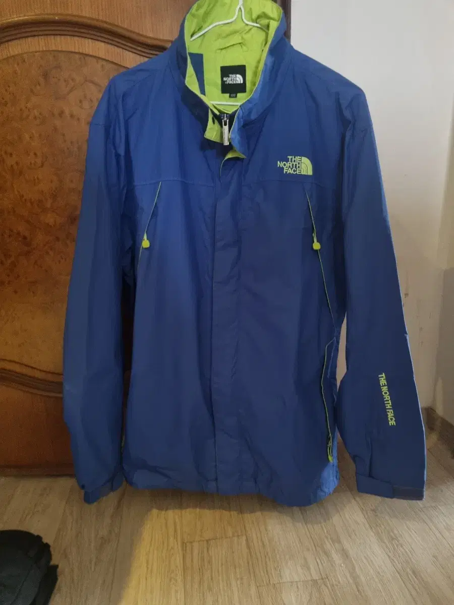 The North Face Outdoor Windbreaker Blue. L