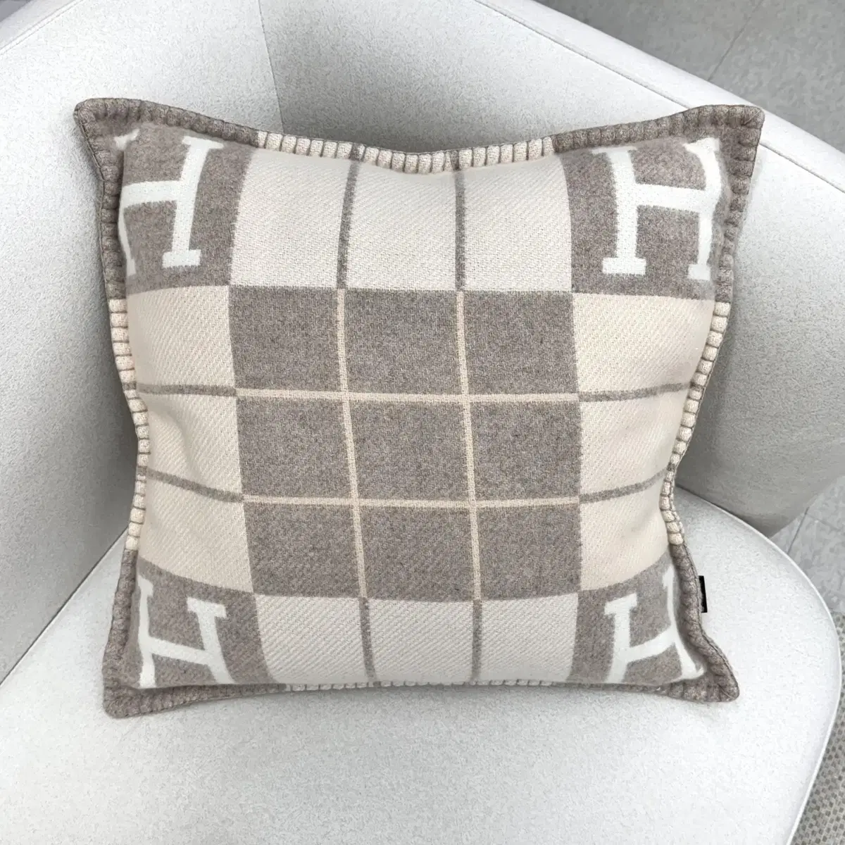 New] Hermes Avalon Cushion Small Beige 102666