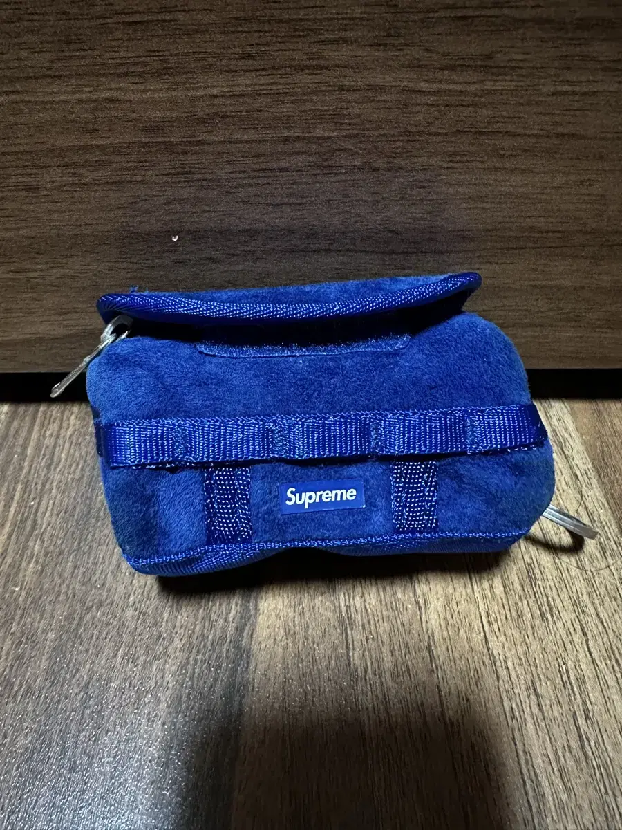 슈프림 x 노스페이스 Suede Base Camp 키체인