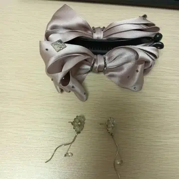 핑크 리본 헤어 클립과 꽃 귀찌 세트