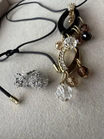SWAROVSKI 귀걸이 및 목걸이 2개 세트 새상품급